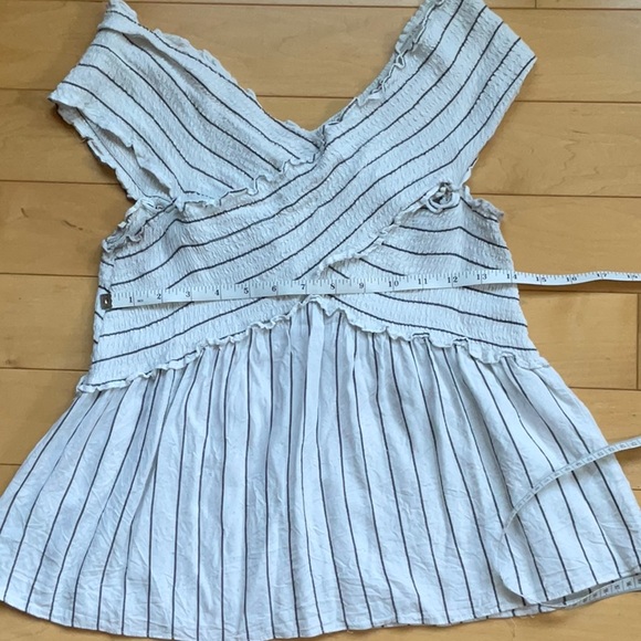 Versatile top- wear off the shoulder or on - Picture 4 of 4